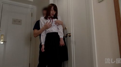 FC2 Saki Hatsumi Walang Sensor Raw Creampie Lolita Naka-uniporme Lumunok ng Tamod