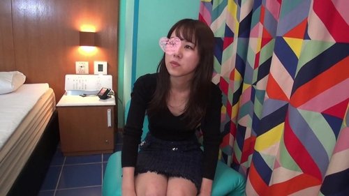 Guichetière de banque mince supplie pour un éjaculation interne après regret
