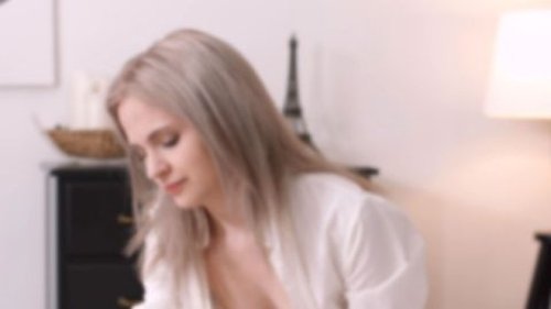 Gadis Pirang Mungil Memberikan Pijat Spa Pria dengan Layanan Pasca Intens