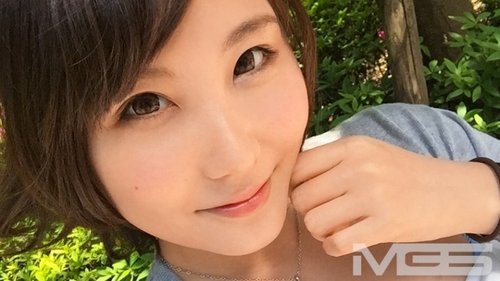 素人女孩首次A片拍攝：電動按摩棒與深入指法挑逗小乳房